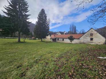 Neopisivno savršeno zemljište sa Kurijom