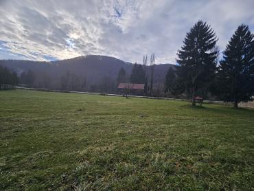 Neopisivno savršeno zemljište sa Kurijom