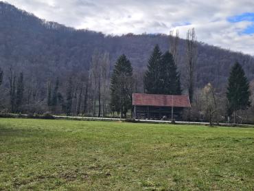 Neopisivno savršeno zemljište sa Kurijom