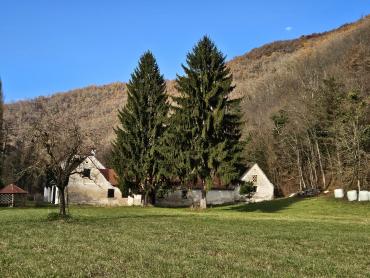 Neopisivno savršeno zemljište sa Kurijom