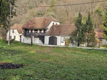 Neopisivno savršeno zemljište sa Kurijom
