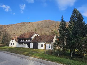Neopisivno savršeno zemljište sa Kurijom