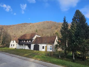 Neopisivno savršeno zemljište sa Kurijom