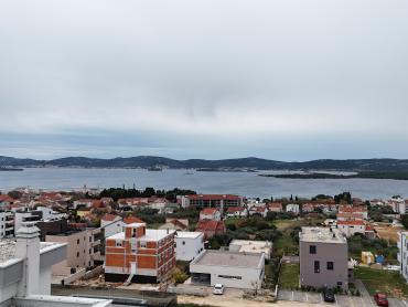 Penthouse sa krovnom terasom , garažom, liftom , podno grijanje