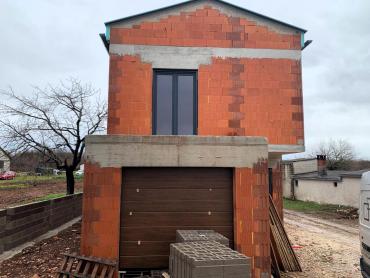 ODLIČNA KATNICA S BAZENOM, NOVOGRADNJA NA MIRNOJ LOKACIJI