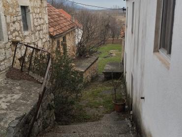 Prilika kuća na velikoj parceli Vrlika Kosore