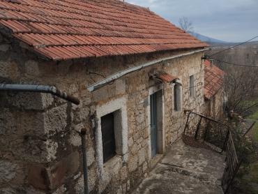 Prilika kuća na velikoj parceli Vrlika Kosore