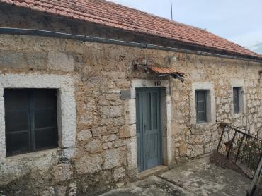 Prilika kuća na velikoj parceli Vrlika Kosore