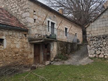 Prilika kuća na velikoj parceli Vrlika Kosore