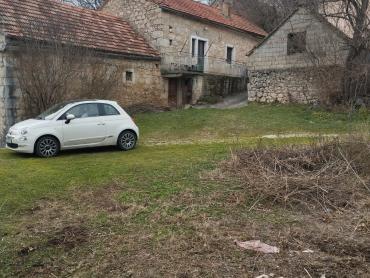 Prilika kuća na velikoj parceli Vrlika Kosore