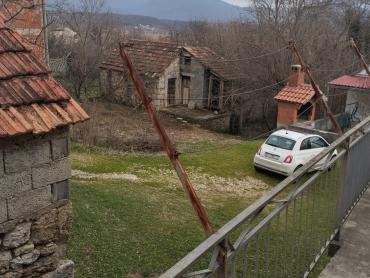 Prilika kuća na velikoj parceli Vrlika Kosore
