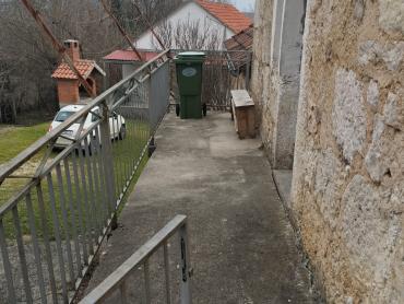 Prilika kuća na velikoj parceli Vrlika Kosore