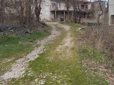 Prilika kuća na velikoj parceli Vrlika Kosore