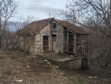 Prilika kuća na velikoj parceli Vrlika Kosore