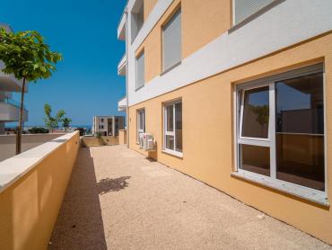 USELJIVA NOVOGRADNJA U NOVALJI - SAMO 800m OD PLAŽE