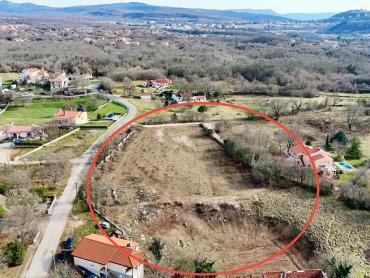 SAMO U DOGMI! GRAĐEVINSKO ZEMLJIŠTE NA MIRNOJ LOKACIJI