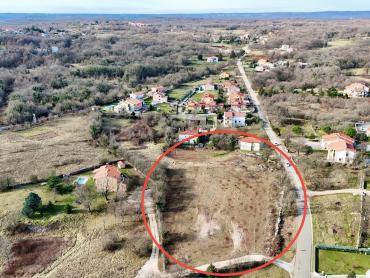 SAMO U DOGMI! GRAĐEVINSKO ZEMLJIŠTE NA MIRNOJ LOKACIJI