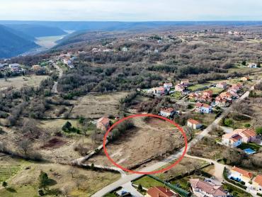 SAMO U DOGMI! GRAĐEVINSKO ZEMLJIŠTE NA MIRNOJ LOKACIJI