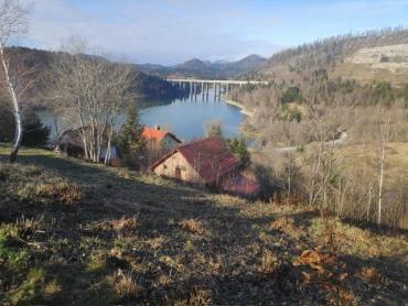 Atraktivni teren u Fužinama uz jezero Bajer
