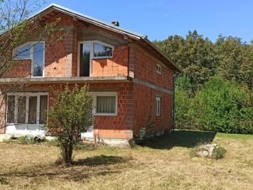 KUĆA S OKUĆNICOM I POTOKOM