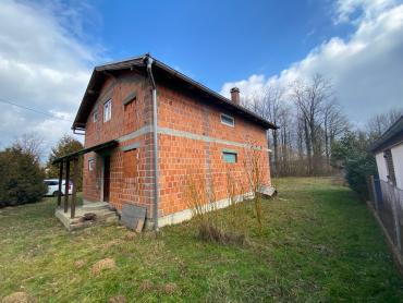 KUĆA S OKUĆNICOM I POTOKOM
