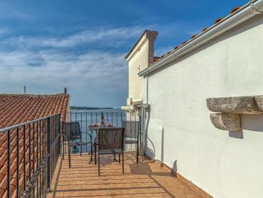 POREČ,TOP LOKACIJA, stan  prvi red do mora