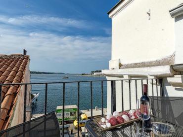 POREČ,TOP LOKACIJA, stan  prvi red do mora