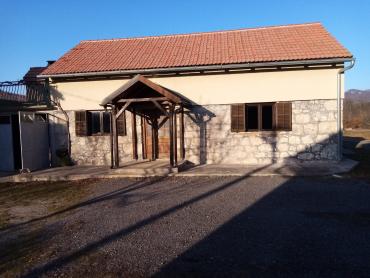 IMANJE U LICI S PUNO ZEMLJIŠTA PRILIKA