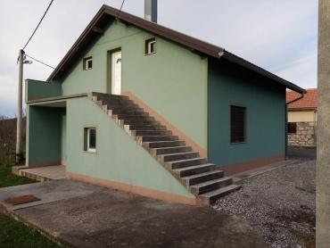 IMANJE U LICI S PUNO ZEMLJIŠTA PRILIKA
