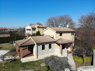 Poreč okolica, šarmantna istarska kamena kuća s bazenom
