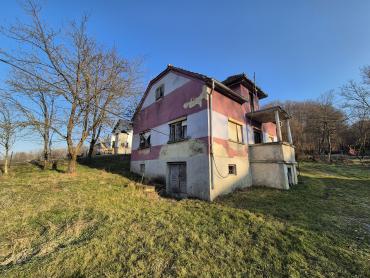 Kuća sa pomoćnim objektima nadomak Zaboka 