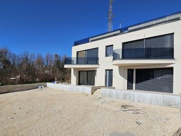 POREČ (okolica) - Stan u novogradnji sa krovnom terasom