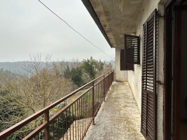 Kuća za renovaciju s terasom s koje nećete željeti otići!