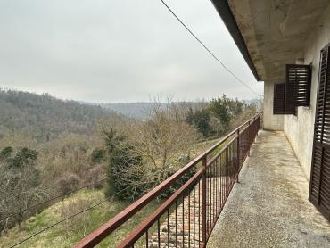Kuća za renovaciju s terasom s koje nećete željeti otići!