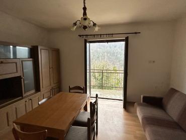 Kuća za renovaciju s terasom s koje nećete željeti otići!