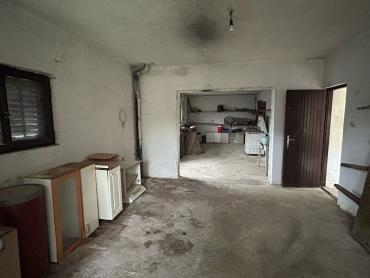 Kuća za renovaciju s terasom s koje nećete željeti otići!