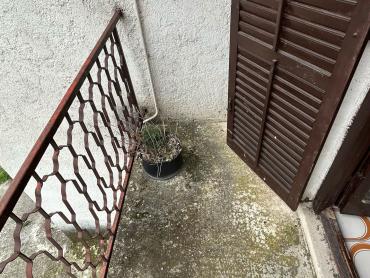 Kuća za renovaciju s terasom s koje nećete željeti otići!