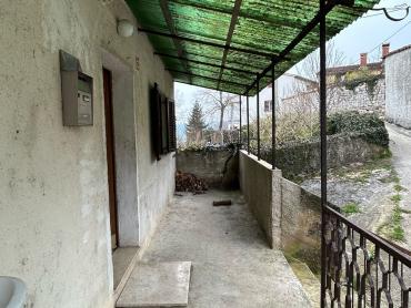 Kuća za renovaciju s terasom s koje nećete željeti otići!