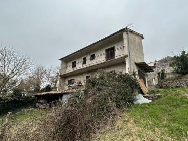Kuća za renovaciju s terasom s koje nećete željeti otići!