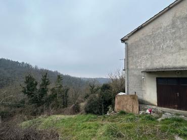 Kuća za renovaciju s terasom s koje nećete željeti otići!