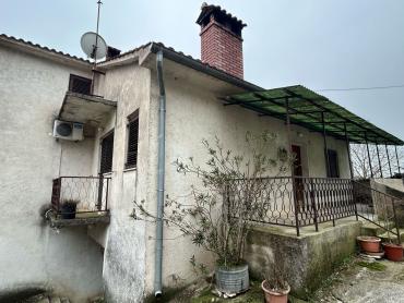 Kuća za renovaciju s terasom s koje nećete željeti otići!
