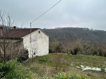 Kuća za renovaciju s terasom s koje nećete željeti otići!