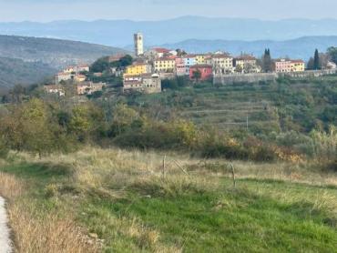 Zemljište s projektom za izgradnju 1- 3 luksuzne vile s bazenom i  pogledom na Motovun