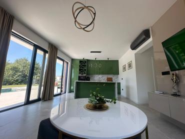 RIJETKOST NA TRŽIŠTU Labin villa s 2 stana i bazenom