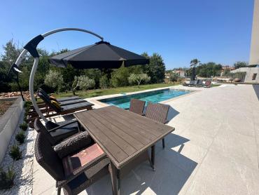 RIJETKOST NA TRŽIŠTU Labin villa s 2 stana i bazenom