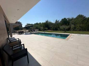 RIJETKOST NA TRŽIŠTU Labin villa s 2 stana i bazenom