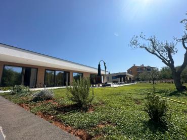 RIJETKOST NA TRŽIŠTU Labin villa s 2 stana i bazenom