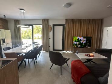 RIJETKOST NA TRŽIŠTU Labin villa s 2 stana i bazenom