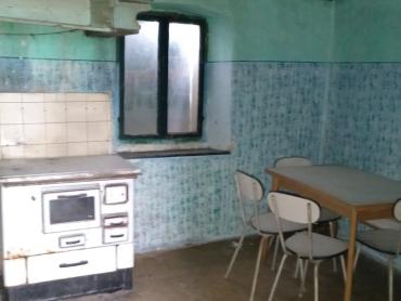Kuca sa velikim građevinskim terenom