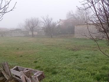 Kuca sa velikim građevinskim terenom